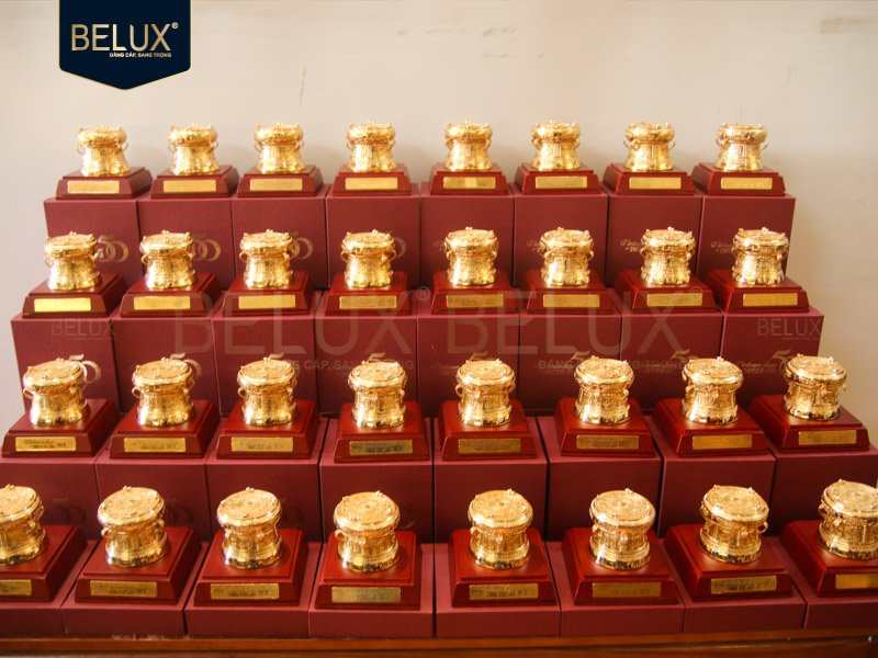 Lô 100 trống đồng D8 mạ vàng Việt Nam days in Switzerland theo yêu cầu